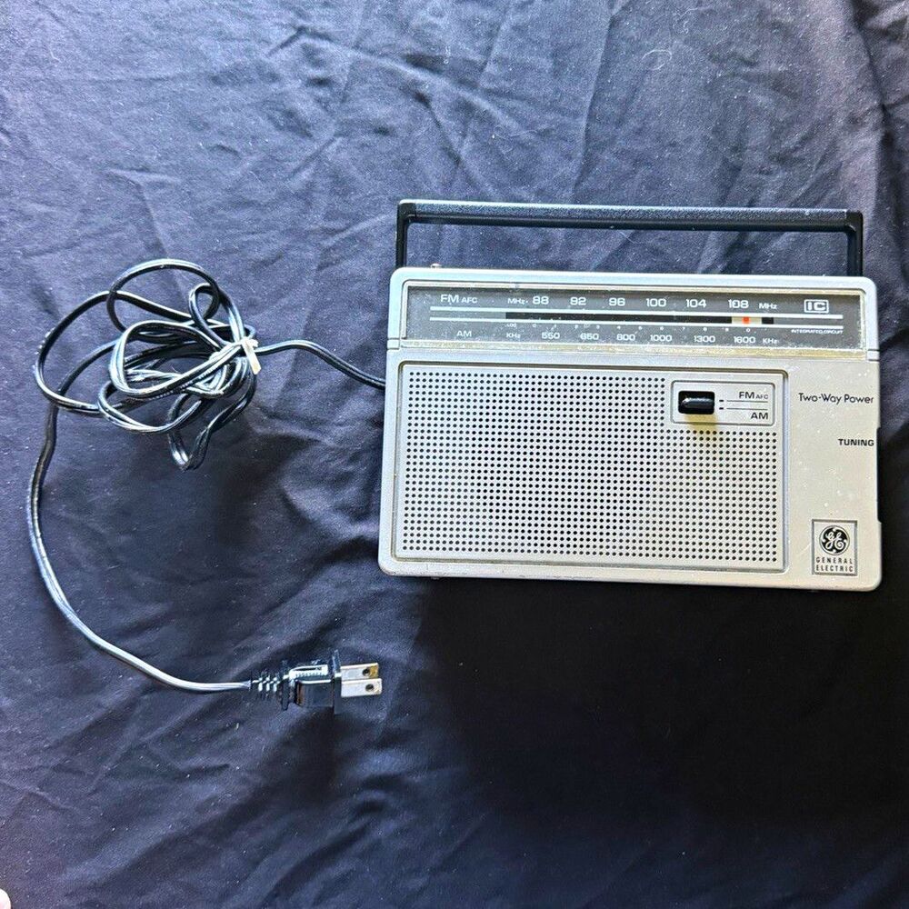 General Electric Vintage Portable Radio AM FM Model 7-2689C Two Way Power Retro